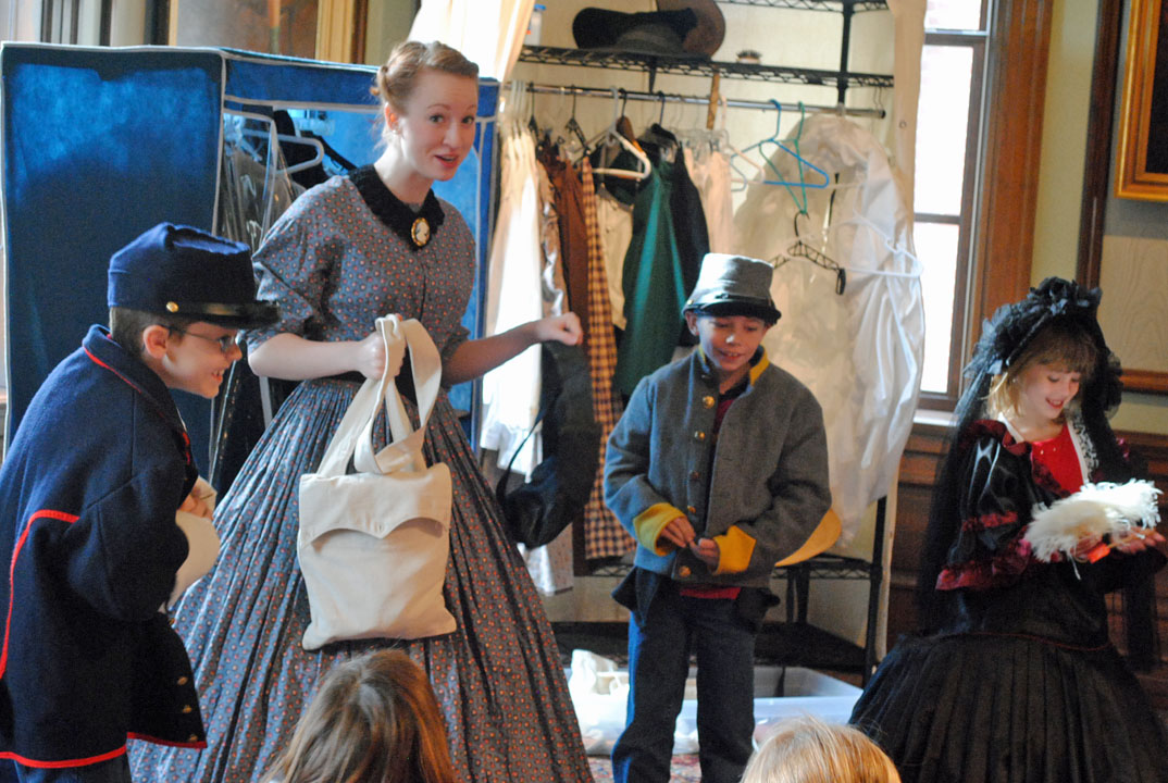 Field tripers trying on civil war era clothing