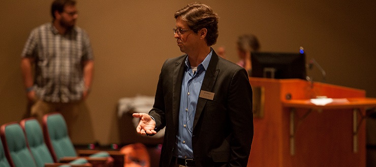 #caption3 Dean Eric Reed welcomes incoming graduate students
