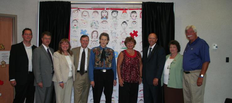 Temple Grandin and KAP/WKU representatives in front of KAP quilt