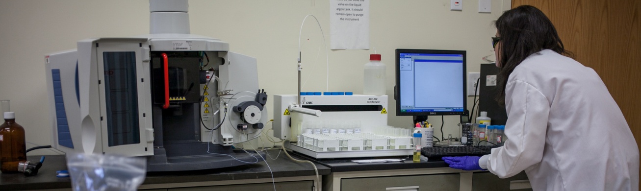 A student runs test on a computer in a chemistry lab.