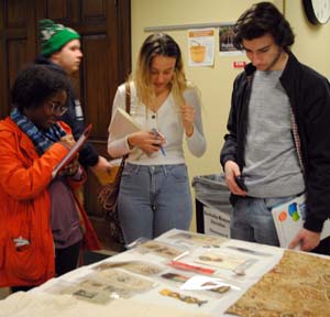 WKU student history class utilizing museum artifacts