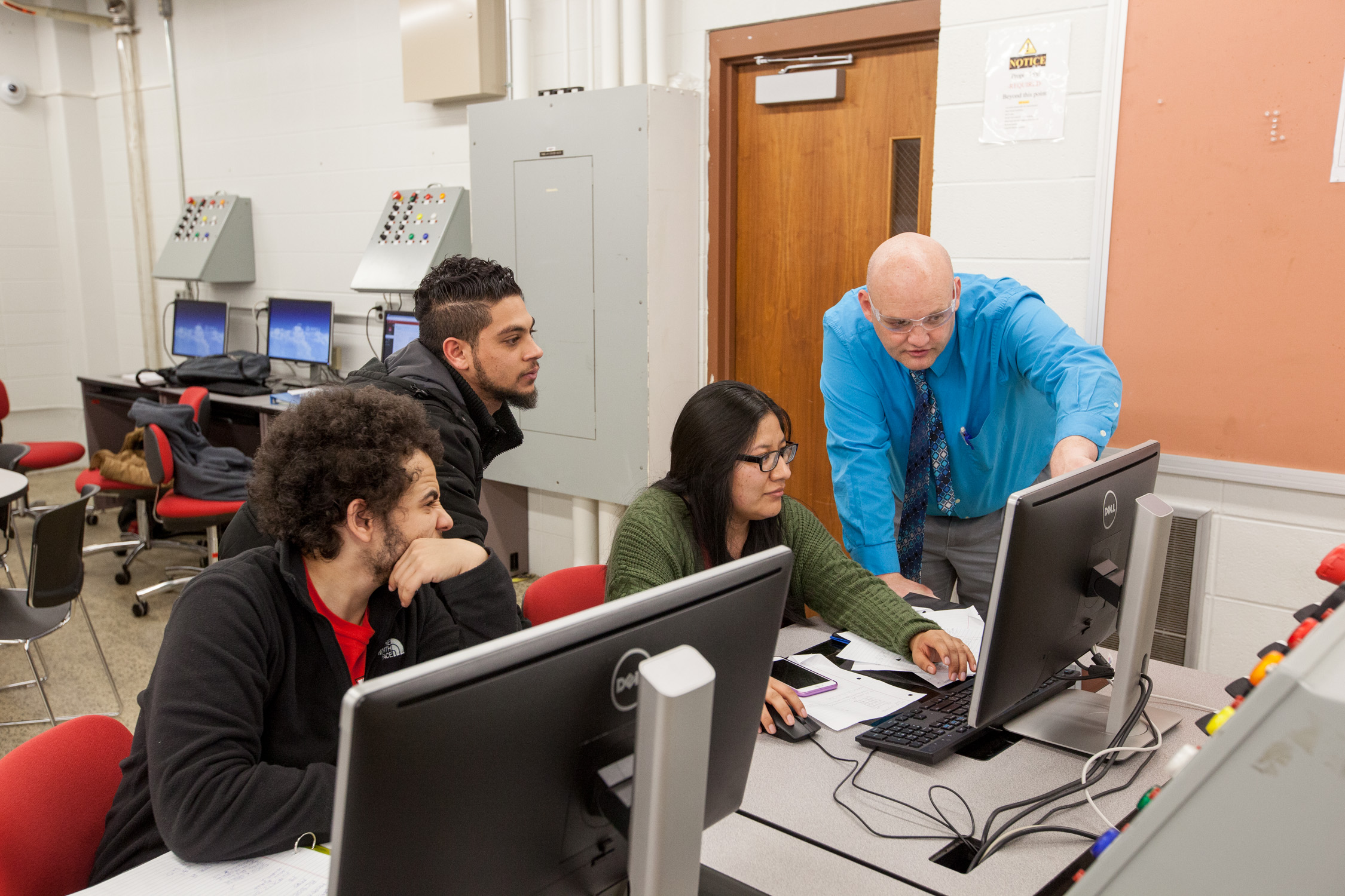 WKU professor works with students in Manufacturing Engineering Technology class.