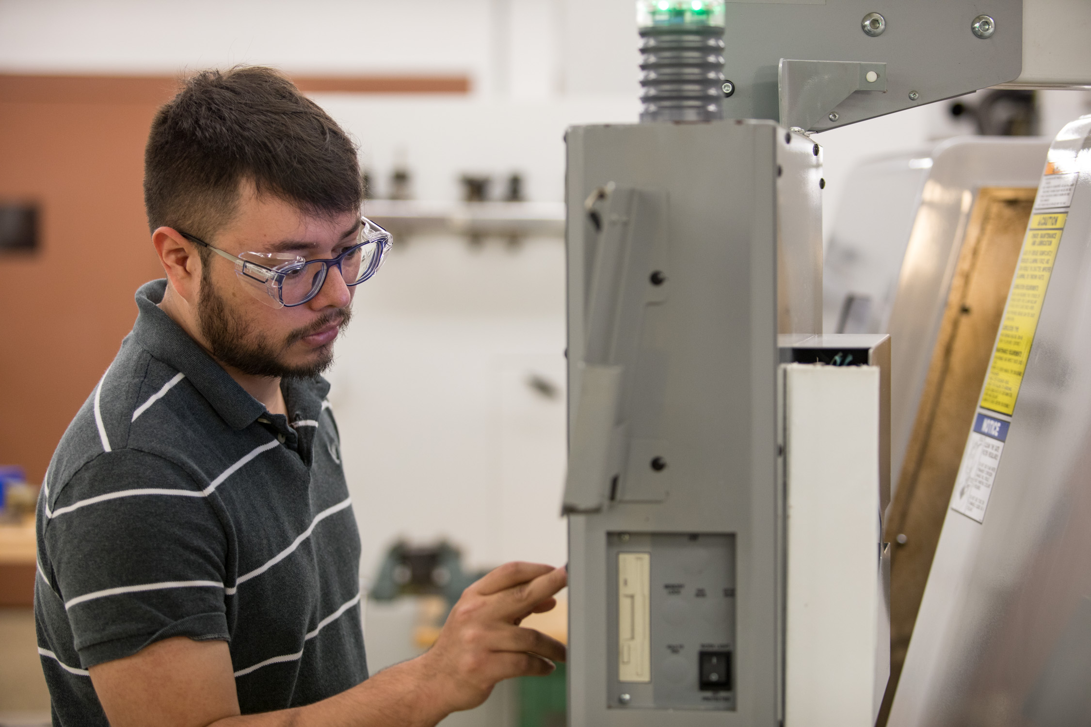 WKU student works on a machine in Manufacturing Engineering Technology class.